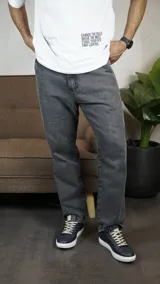 Jean de corte recto y tiro medio, confeccionado en denim con un acabado lavado en tono gris oscuro.