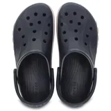 Zuecos Crocs modelo Bayaband color azul marino, con banda blanca y línea roja en la suela que incluye el logo de la marca en letras rojas.