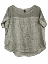 Blusa gris de lino con escote redondo, mangas cortas con vuelta y diseño holgado.