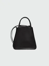Bolso tote pequeño de cuero negro con diseño estructurado, doble asa superior y correa larga ajustable para llevar al hombro o cruzado. Cuenta con cierre de solapa y detalles metálicos dorados.