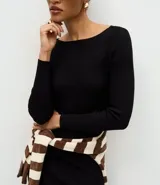 Vestido midi de punto acanalado en color marrón chocolate, con cuello barco y mangas largas. Presenta un corte ajustado al cuerpo y una textura de malla fina.