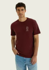 Remera blanca de corte regular y manga corta, con estampa frontal inspirada en un club de pesca en tonos azul y rojo.