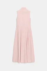 Vestido midi de Zara Woman Collection color rosado, confeccionado en hilatura de algodón. Presenta cuello subido con lazada, diseño sin mangas, bolsillos laterales ocultos y pliegues delanteros. Su falda tiene acabado en línea evasé y cuenta con cierre frontal mediante botones ocultos por solapa.
