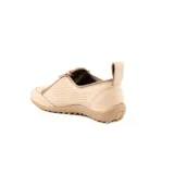 Zapato plano de cuero negro con diseño calado, cierre lateral diagonal y tira trasera para facilitar el calce.