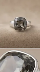 Anillo de plata con cristal cuadrado gris facetado de corte grande.