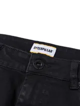 Pantalón de jeans negro para hombre, de corte recto y diseño clásico de cinco bolsillos, con cierre de cremallera y botón metálico.