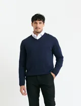 Sweater de punto color ladrillo con cuello en V y mangas largas.