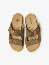 Sandalias Satorisan modelo Hootsani Premium, color marrón (loden), confeccionadas en gamuza con suela de goma y detalles de tiras en la capellada.