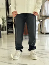 Pantalón de jean azul con lavado clásico, de corte holgado y estilo oversize.