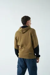 Campera de felpa de diseño color block en tonos marrón y negro, con capucha con cordón ajustable, cierre frontal y bolsillos. Presenta lettering estampado en el pecho.