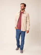 Sobrecamisa de polar azul marino con cierre frontal de botones a presión. Presenta bolsillos frontales con solapa, uno de ellos con cierre de cremallera adicional y detalles en contraste de material técnico.