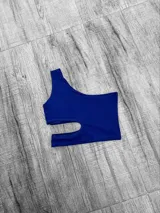 Top asimétrico de crepe, con un solo hombro y corte en la parte inferior.