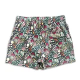 Short de baño con estampado floral y botánico en tonos violeta, rosa y verde sobre fondo oscuro. Presenta pretina fija con hebillas metálicas laterales para ajuste, cierre frontal con botón a presión, bolsillos laterales y bolsillo trasero.