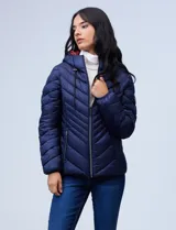 Campera de abrigo azul marino, marca Michael Kors. Abertura central con cierre metálico. Capucha no desmontable con cordón de ajuste. Bolsillos verticales delanteros. Incluye bolsa autoportante.
