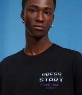 Remera negra de algodón con estampa en la espalda de una máquina de videojuegos arcade con un carpincho jugando. Incluye la frase 'Arcade Games Still Rocks' y detalles de puntaje.