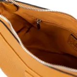 Bandolera color habano de cuero sintético con textura graneada. Tiene formato rectangular, acceso con cierre, correa regulable y herrajes plateados. El interior está forrado en tela de algodón y poliéster y cuenta con un bolsillo con cierre y otro abierto.