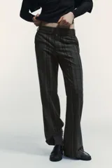 Pantalón de tiro alto con diseño de cuadros, corte recto y cintura con trabillas. Cuenta con bolsillos laterales, falsos bolsillos traseros de vivo y cierre frontal con cremallera, botón y ganchos metálicos.