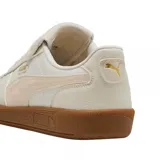 Championes Puma Palermo Premium color crema con detalles en rosa y suela de goma marrón.