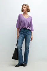 Sweater de punto color lavanda con escote en V y mangas cortas.