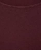 Jersey de punto fino color bordó, con cuello redondo y diseño entallado de manga larga.
