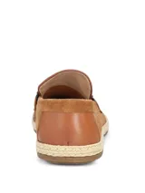 Mocasín Hush Puppies modelo Montella, confeccionado en descarne color tostado. Presenta un diseño clásico con detalle de antifaz y suela con borde de yute trenzado, combinando elegancia y estilo natural.