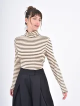 Polera de manga larga en color tostado, confeccionada en tejido suave con cuello alto tipo tortuga.