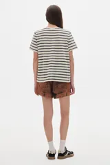 Remera de algodón a rayas horizontales en blanco y negro, con cuello redondo, manga corta y corte oversized.