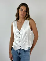 Chaleco blanco con escote en V y abotonadura frontal.