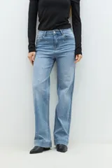 Pantalón de jean celeste de corte recto, con apliques de perlas en la parte delantera.