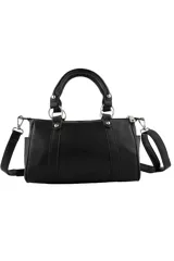 Cartera de mano color bordó con doble asa corta, correa larga ajustable y extraíble, y detalle de tachas metálicas verticales en el frente. Incluye un aplique metálico decorativo en forma de labios con strass en la parte superior central.