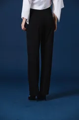 Pantalón de vestir negro de corte recto y tiro alto, con costura central vertical en cada pierna y silueta fluida.