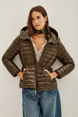 Campera puffer negra con capucha, cierre frontal con doble cremallera y diseño entallado en la cintura.