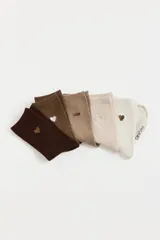 Pack de cinco pares de medias de algodón peinado en tonos degradados, desde marrón oscuro hasta crema. Cada par presenta un detalle bordado diferente, incluyendo corazones y palabras como LOVE y KISS.