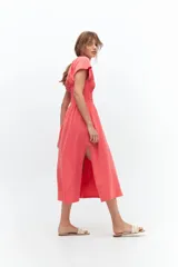 Vestido midi celeste con cuello redondo, mangas cortas y cintura elastizada con punto panal.