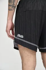 Short de fútbol negro con finas rayas verticales blancas, cintura elástica y cordón ajustable. Presenta logo "Basset" y escudo de equipo de fútbol con el número 28.