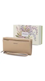 Billetera de mujer tipo sobre con correa de mano extraíble, confeccionada en material texturizado color tostado. Presenta un bolsillo frontal con cierre, compartimentos internos para tarjetas y logo de la marca grabado en el frente.