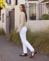 Sandalias estilo romano de cuero marrón oscuro, con diseño de tiras entrelazadas, talón cerrado y hebilla metálica de ajuste lateral.
