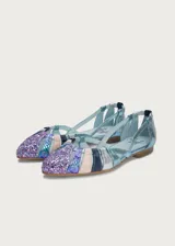 Bailarinas Defloresyfloreros modelo Flor de Cerezo Navy, con diseño de tiras entrelazadas en la parte delantera y puntera redonda con purpurina violeta. Presentan una combinación multicolor de tonos azul, celeste, plateado, rosa y violeta con acabados metalizados y brillantes, y talón cerrado en tono plateado. Incluyen un tacón plano de baja altura.
