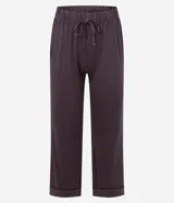 Pijama de dos piezas compuesto por una camisa de manga larga con cuello clásico, cierre frontal de botones y detalle de ribete, y un pantalón largo de corte recto. Ambas prendas presentan un diseño de rayas verticales finas en tono oscuro.