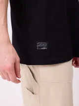 Remera de corte oversize, color blanco, con cuello redondo y logo de la marca estampado en el centro del pecho.