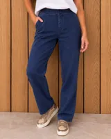 Pantalón de gabardina color verde, de corte recto y tiro alto, con bolsillos delanteros y traseros, presillas para cinto y cierre frontal con botón y cremallera.