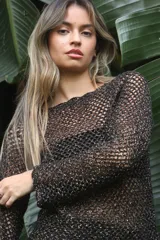 Top tejido a mano con hilado de algodón y lurex, color negro.