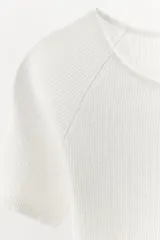 Camiseta de punto acanalado con cuello redondo y mangas cortas, de corte ajustado.