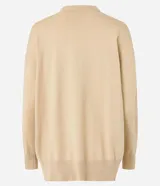 Cardigan de punto básico, con mangas largas y sisa desplazada. Presenta un diseño abierto sin botones, confeccionado en un tejido de punto ligero y versátil.