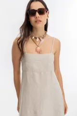 Vestido midi color beige de lino, con breteles finos ajustables y elástico smock en la espalda.