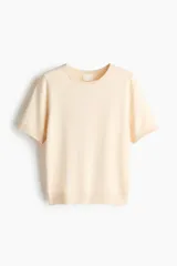 Remera de manga corta en punto fino de mezcla de viscosa, con escote redondo, puños y bajo en punto acanalado.