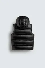 Chaleco acolchado de tejido técnico con acabado brillante y relleno de pluma y plumón. Presenta cuello subido con capucha ajustable, cierre frontal con cremallera y bolsillos laterales de vivo. Diseño resistente al viento, repelente al agua y transpirable.