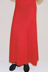 Falda larga de punto color rojo, con diseño evasé y cintura elástica.