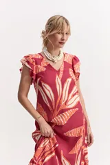 Vestido largo con estampado en tonos marrón y crudo, escote en V y mangas cortas con volados.