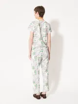 Pantalón babucha de algodón estampado, con cintura elastizada.